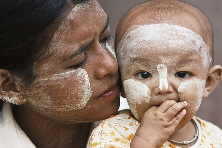 Người dân Myanmar thường bôi bột đắp mặt thanakha trực tiếp lên da