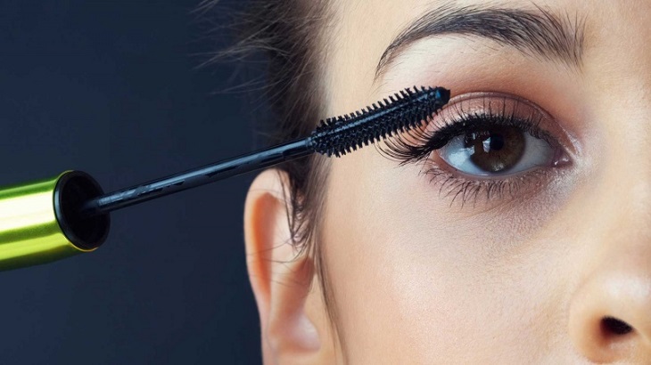 Chuốt mascara là một cách trang điểm đơn giản giúp đôi mắt thêm to và đẹp hơn