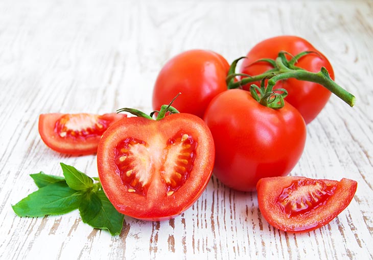 Cà chua có nhiều lợi ích với sức khỏe và cũng giúp chăm sóc da rất tốt