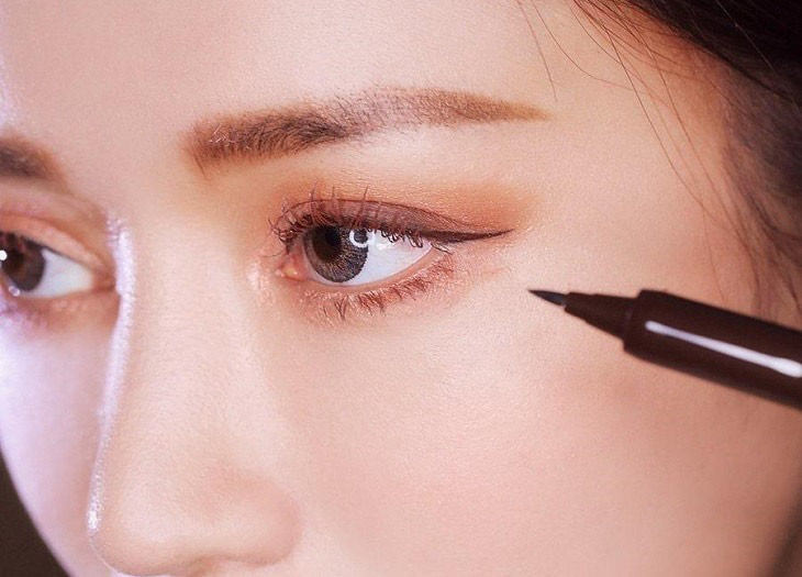 Kẻ mắt kiểu Hàn Quốc chuộng đường eyeliner mảnh, màu nhạt