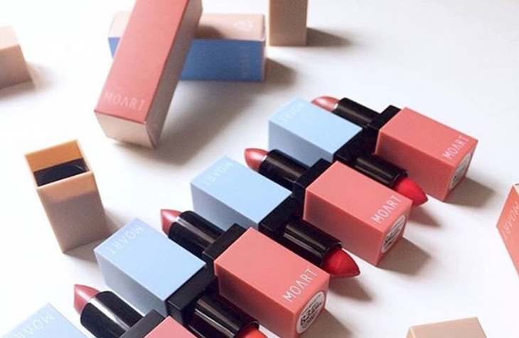 Moart Velvet Lipstick gồm 2 series nắp hồng siêu lì và nắp xanh lì có dưỡng