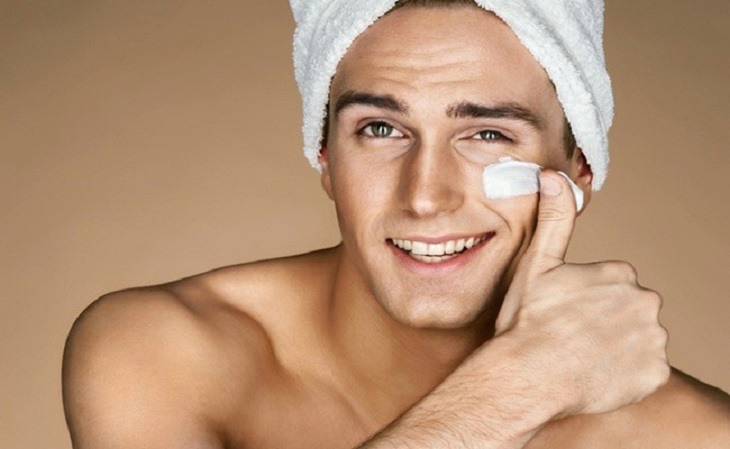 Da của nam giới khá dày nên cần lựa chọn sản phẩm làm sạch chuyên dụng 