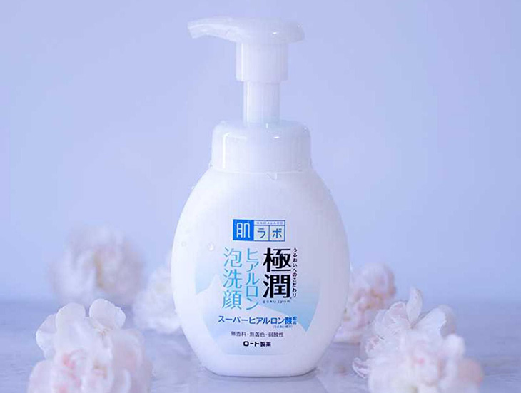 Sữa rửa mặt Hada Labo Gokujyun Hatomugi Bubble Face Wash màu trắng