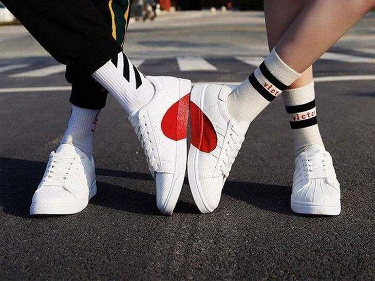 Giày đôi - Ý tưởng tặng quà Valentine cho bạn gái nên tham khảo