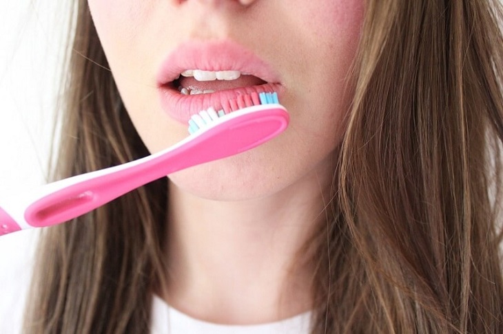 Sử dụng bàn chải đánh răng và son dưỡng