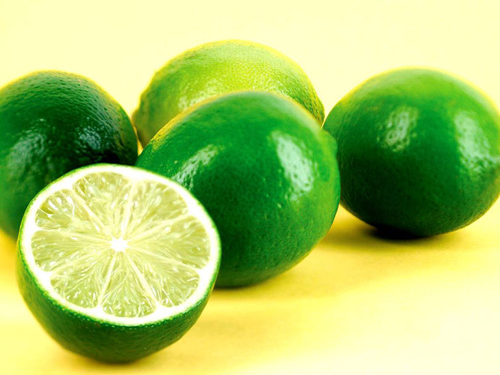 Chanh tươi có chứa nhiều vitamin C, axit citric giúp kháng khuẩn và làm sáng da