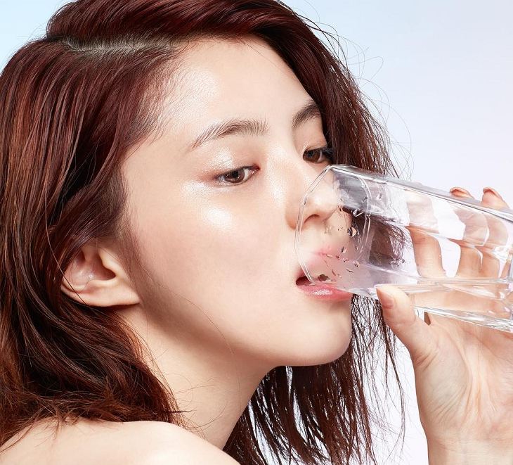 Uống nhiều nước là cách cấp ẩm cho da hiệu quả nhất