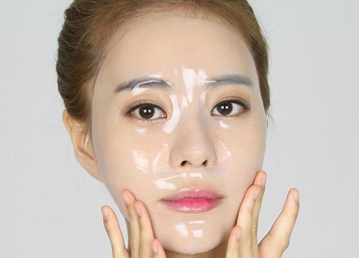 Lớp mặt nạ mỏng ôm sát đường khuôn mặt để giúp các dưỡng chất dễ thẩm thấu