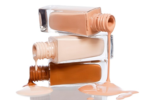 Có những bước làm sạch và dưỡng da trước khi sử dụng kem nền cho da dầu mụn là gì?
