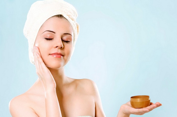 Rửa mặt, dùng toner và kem dưỡng ẩm là bước skincare không thể thiếu
