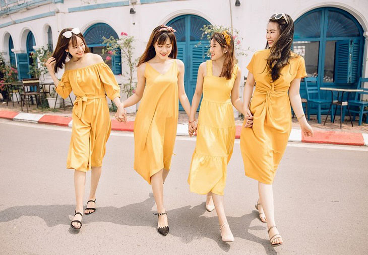 Những chiếc váy vàng đầy nữ tính, dễ phối đồ