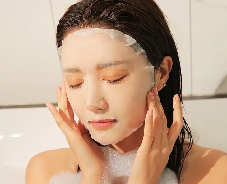 Sử dụng mặt nạ giấy là bước chăm sóc da được phụ nữ Nhật yêu thích