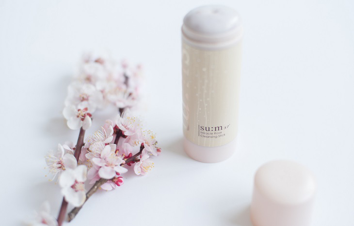 Su:m37 Miracle Rose Cleansing Stick có dạng soap