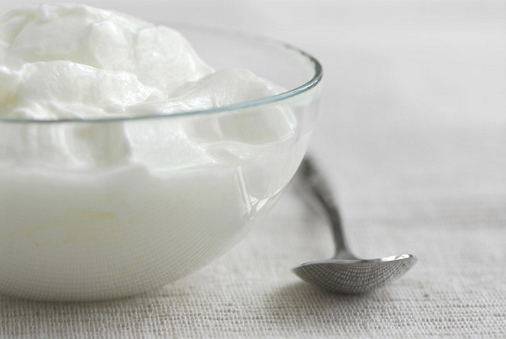 Tắm trắng bằng sữa chua không đường thực hiện rất đơn giản