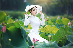 9+ Tư Thế Chụp Ảnh Với Hoa Sen Đẹp Và Ấn Tượng Nhất