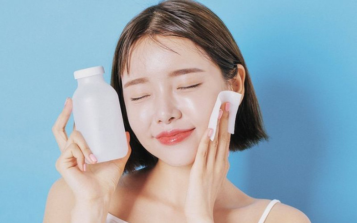 Trước khi sử dụng sữa rửa mặt, bạn cần vệ sinh da bằng cách tẩy trang thật sạch