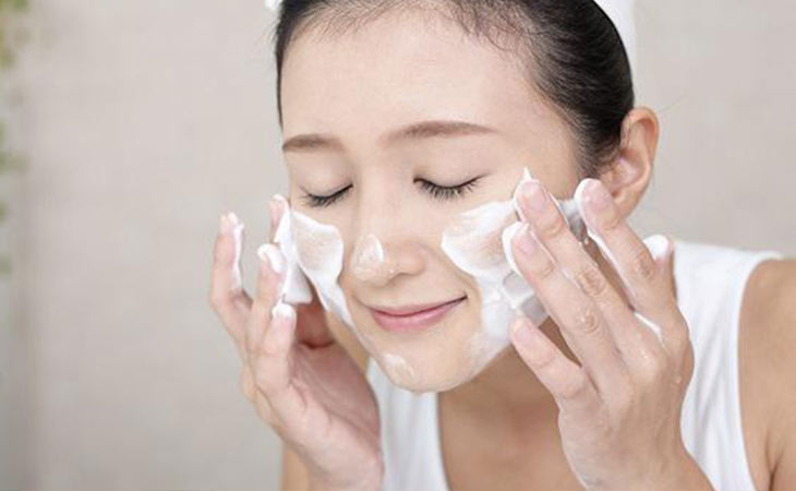 Khi rửa mặt massage nhẹ nhàng để lấy đi bụi bẩn, tránh làm da bị tổn thương