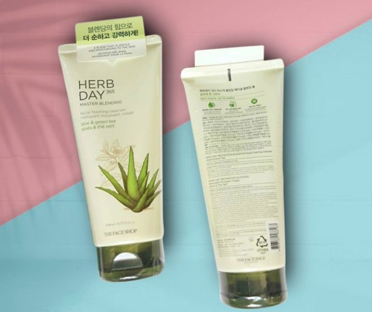 Sữa rửa mặt Herb Day 365 đậu xanh có dạng kem mịn dễ tạo bọt