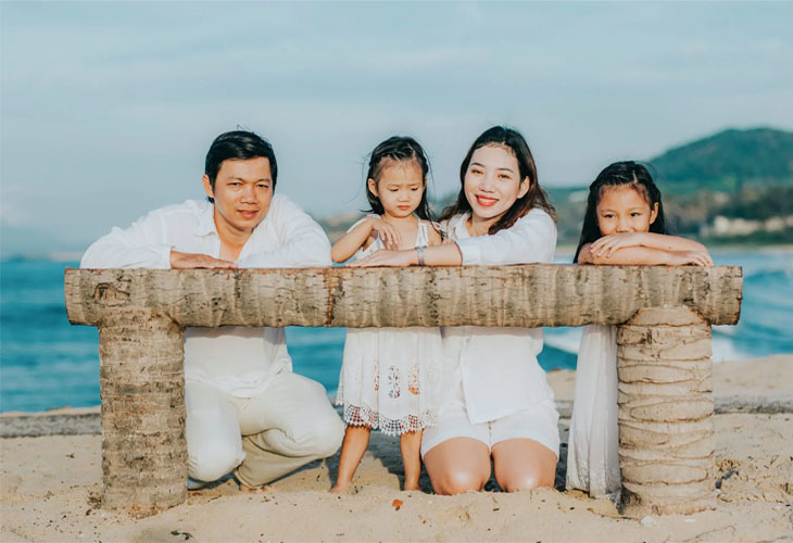 Chụp ảnh gia đình ở bãi biển thơ mộng trong chuyến du lịch