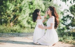 25 Cách Tạo Dáng Chụp Ảnh 2 Mẹ Con Siêu Đẹp, Siêu Dễ Thương