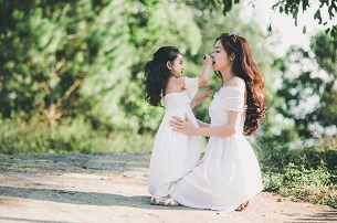 24 Cách Tạo Dáng Chụp Ảnh 2 Mẹ Con Siêu Đẹp, Siêu Dễ Thương 2023