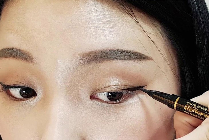 Vẽ eyeliner từ giữa mắt là một cách vẽ khá đơn giản