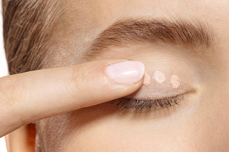 Kem lót giúp eyeliner bền màu hơn