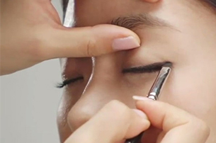 Hướng Dẫn Cách Kẻ Eyeliner Cho Mắt Sụp Mí Đơn Giản Nhất
