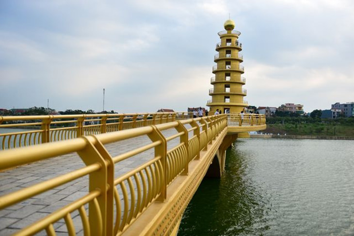 Cầu đi bộ - Lầu kén rể là một trong những địa điểm chụp ảnh đẹp ở Phú Thọ
