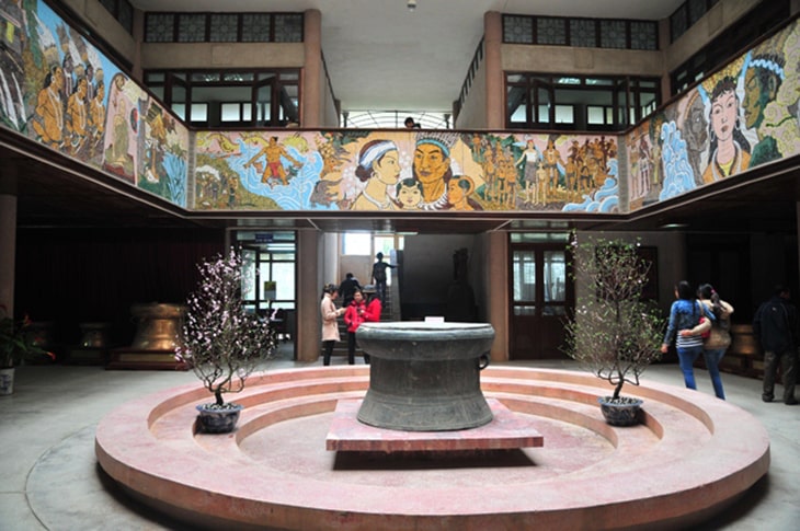 Khu trưng bày di tích bên trong bảo tàng Hùng Vương