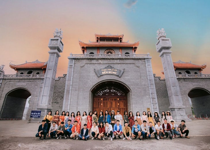 Chụp ảnh tại cổng chào khu di tích Đền Hùng Phú Thọ
