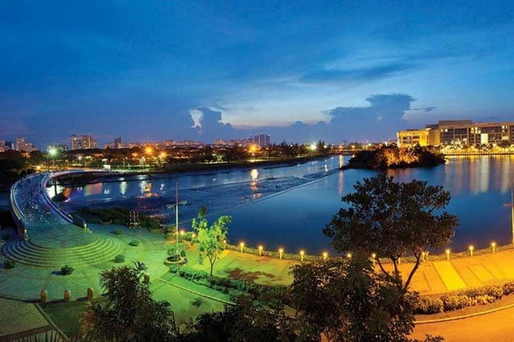 Hồ Bán Nguyệt là biểu tượng của thành phố Hưng An