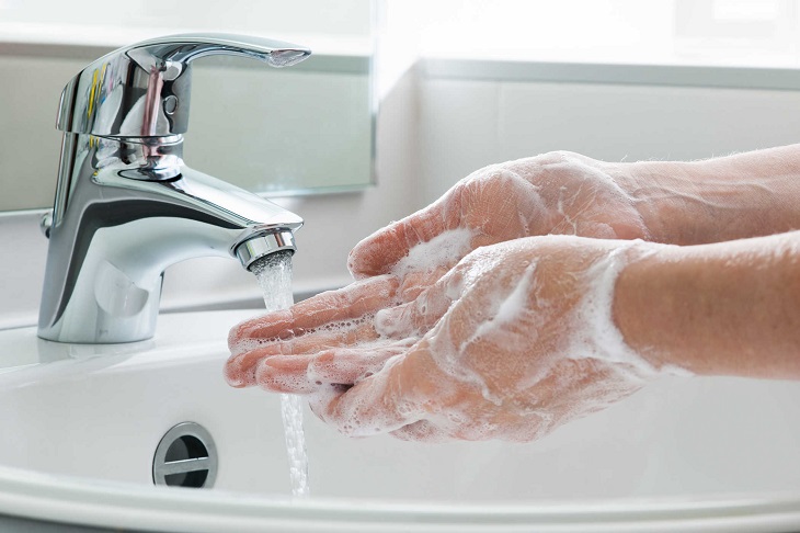 Trước khi tẩy trang, bạn cần rửa sạch tay để tránh nguy cơ nhiễm khuẩn