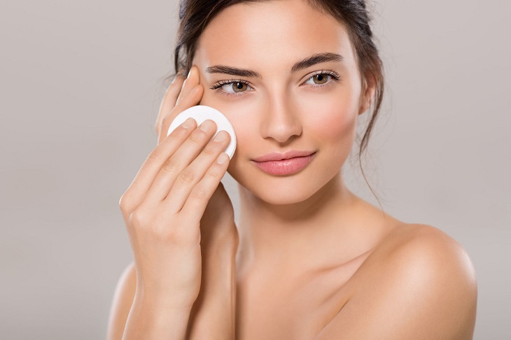 Bạn nên dùng nước tẩy trang để làm sạch da mặt