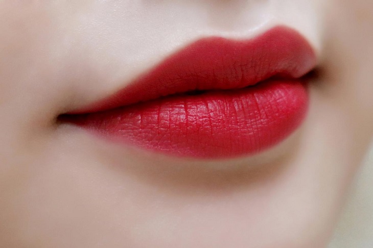 Son môi màu đỏ cherry mang lại sắc thái hài hòa, nhẹ nhàng và nữ tính