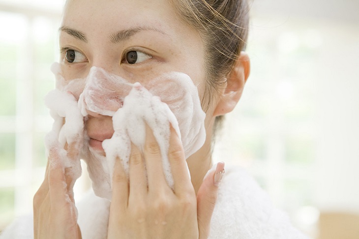 Phụ nữ 30 nên lựa chọn những sản phẩm rửa mặt có thành phần tự nhiên