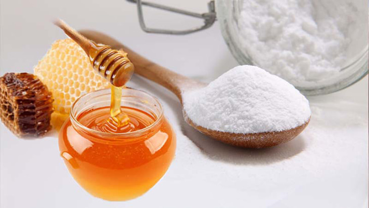 Sử dụng bột baking soda và mật ong để tắm trắng