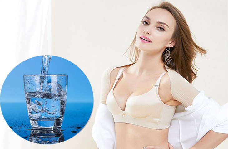 Bổ sung nước đủ cho cơ thể cũng hỗ trợ quá trình tăng kích thước ngực hiệu quả