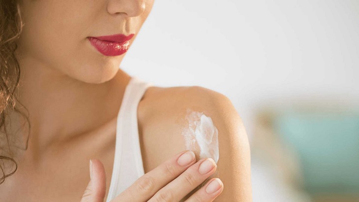 Bạn nên thoa kem dưỡng da để giúp bảo vệ da được tốt hơn