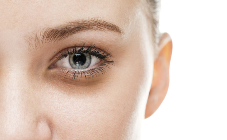 Vùng da dưới mắt khá nhạy cảm nên cần chăm sóc đúng cách
