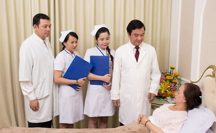 Bác sĩ tại Thanh Vân luôn tận tình với khách hàng