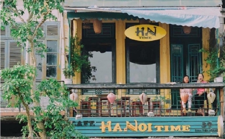 Hanoi Time Coffee là quán cafe Hoàn Kiếm đẹp với tone màu nổi bật vàng cam