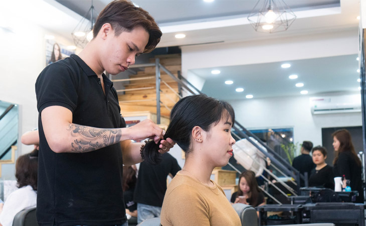 Nhân viên salon sẽ tư vấn cho khách hàng kiểu tóc phù hợp