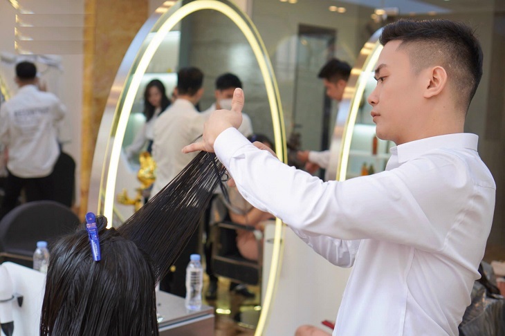 Ngoài tài năng, Hair Stylist Chiến Nguyễn được biết đến qua dự án hiến tóc cho bệnh nhân ung thư