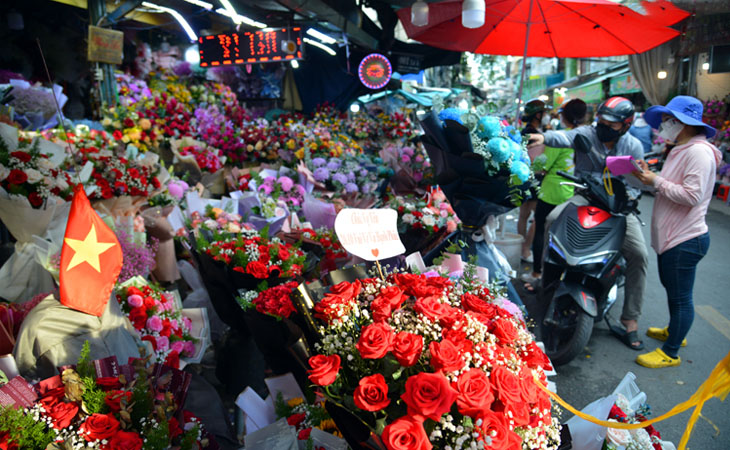 Chợ hoa Đầm Sen có nhiều sạp hàng nhỏ khác nhau