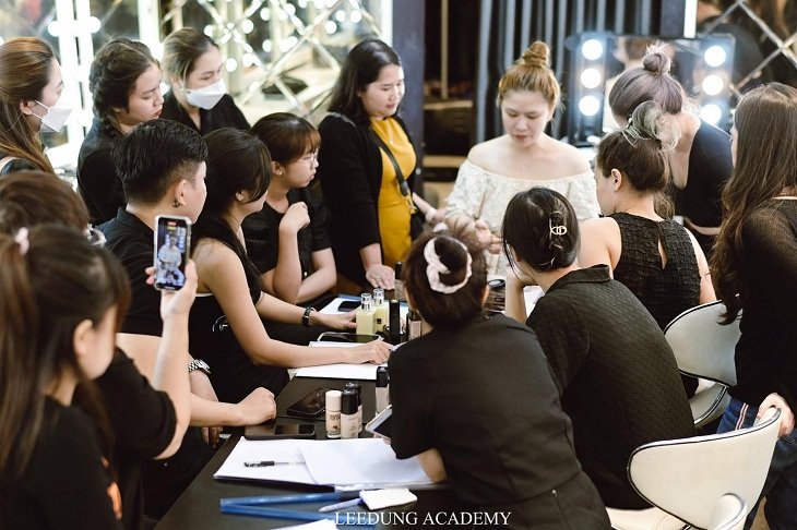 Khóa học tại LeeDung Makeup Academy do chính cô giáo Lê Dung đứng lớp