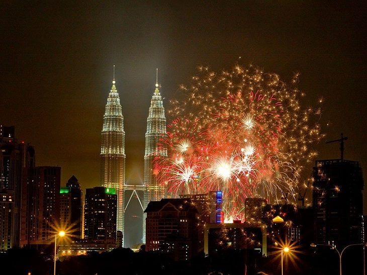Pháo hoa đêm giao thừa tại tòa tháp đôi nổi tiếng Petronas