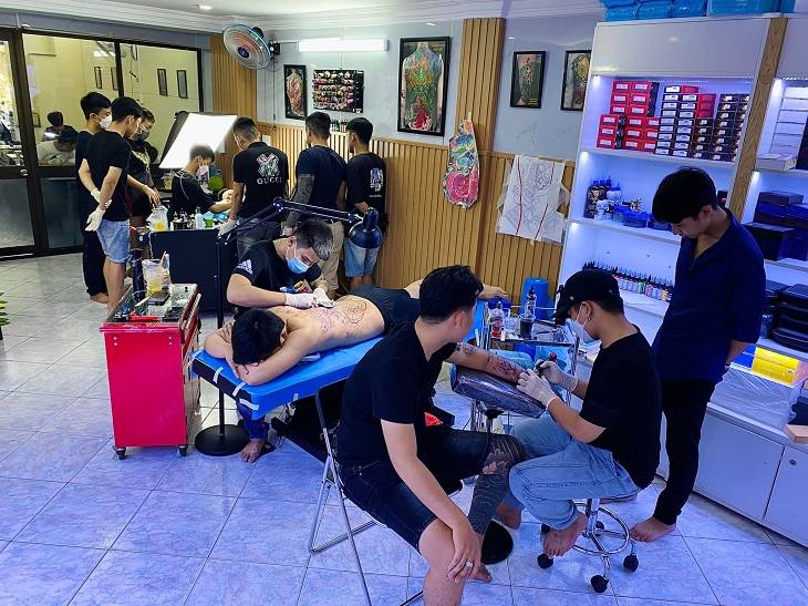 Tattoo Hoàng Sơn luôn đông khách hàng ghé thăm