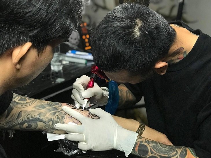 Tại Lucky Tattoo, đội ngũ thợ xăm gồm những cái tên có tiếng trong giới như Artits Trần Anh Đức (KIO), Nhật Tiến (Kai), Việt Trần,...