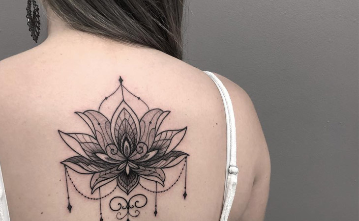 Hình Tattoo trắng đen đàng sau sống lưng chan chứa cá tính 